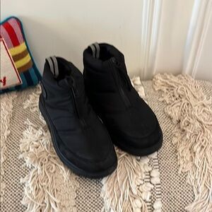 Authentic Canada Goose winter boots size 7, worn once. No box